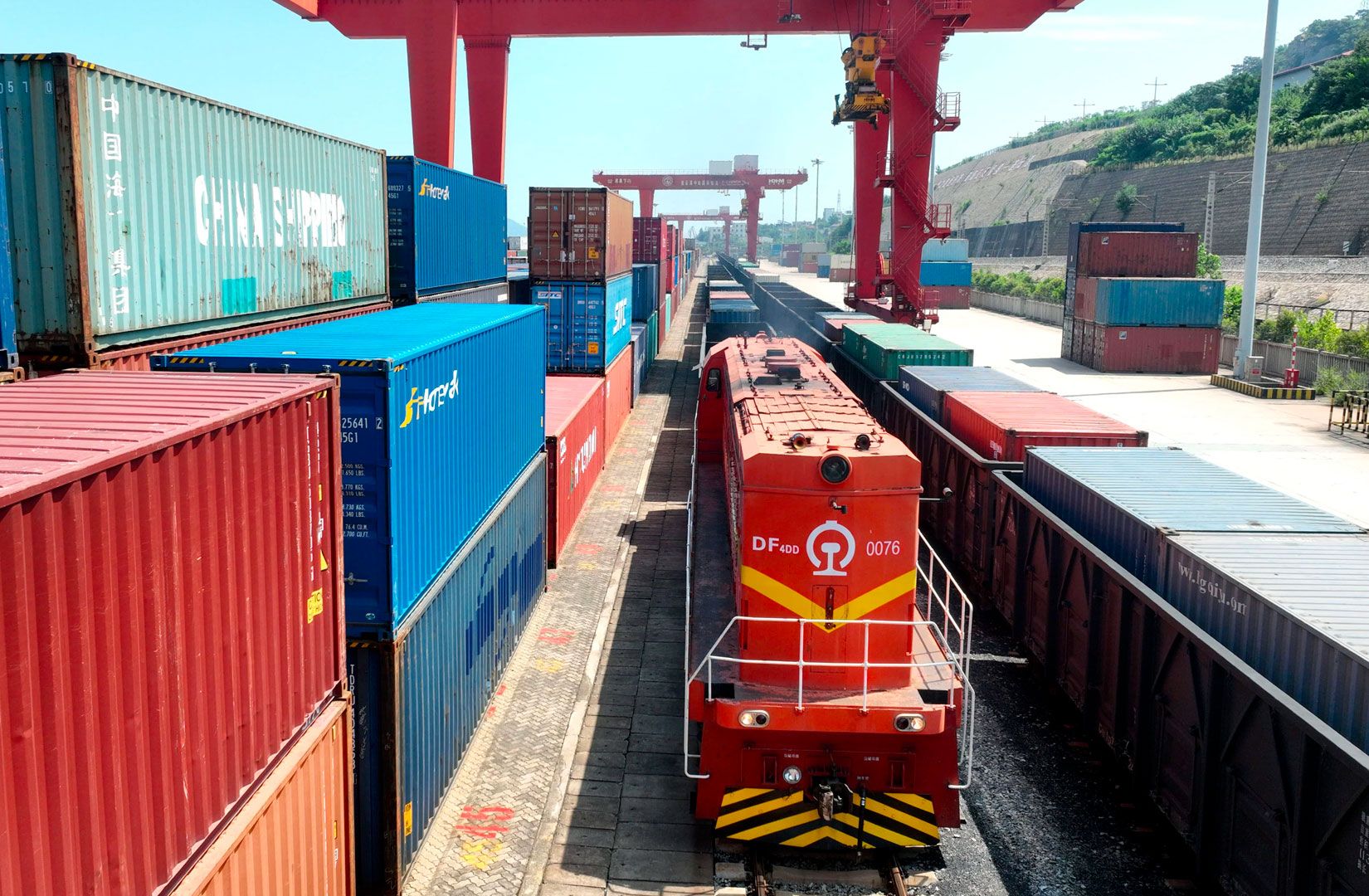 Treno merci con container in un terminal intermodale