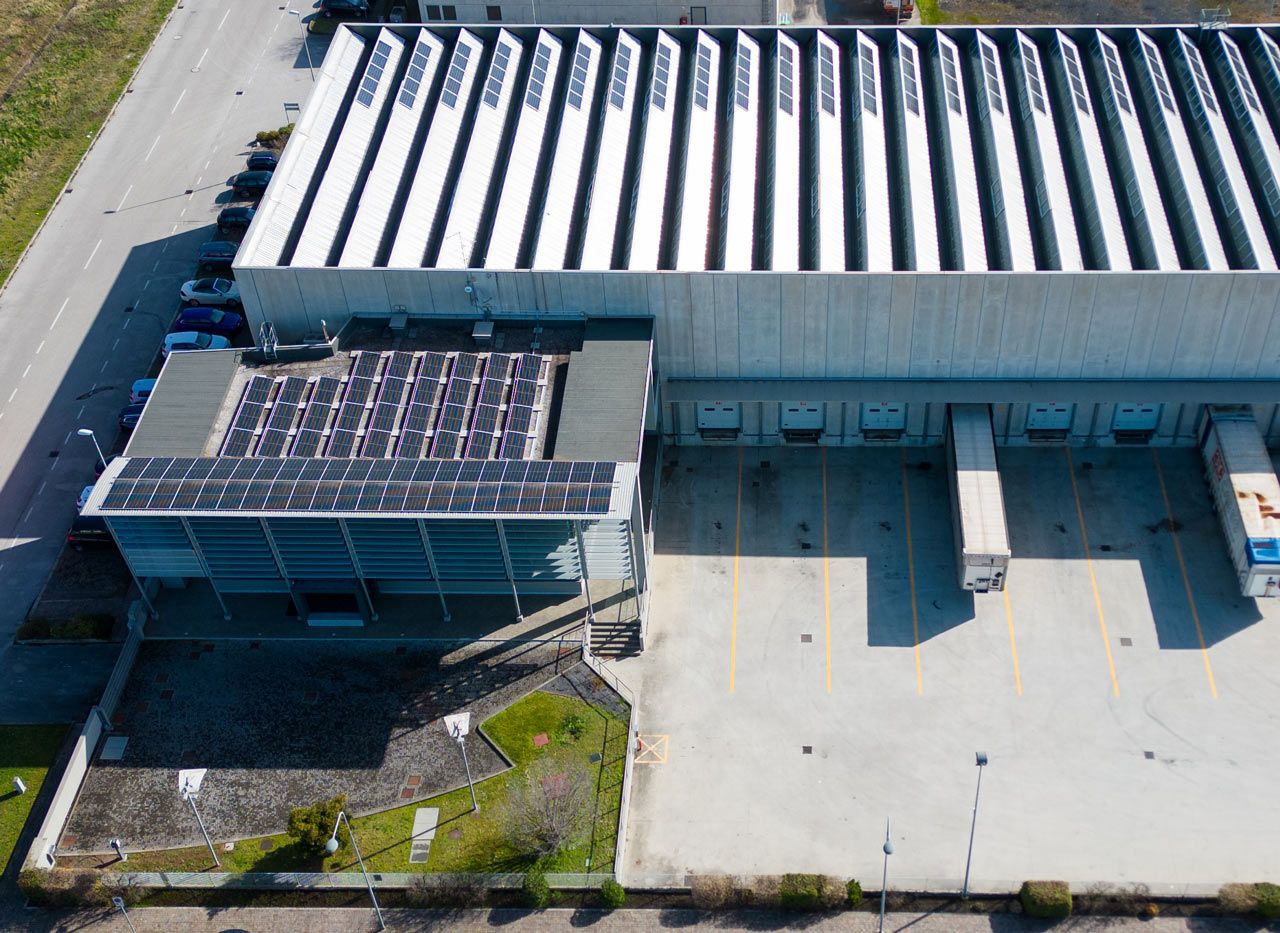 Vista aerea della sede di Sistema Spedizioni all'interporto di Pordenone, con l'impianto fotovoltaico sul tetto