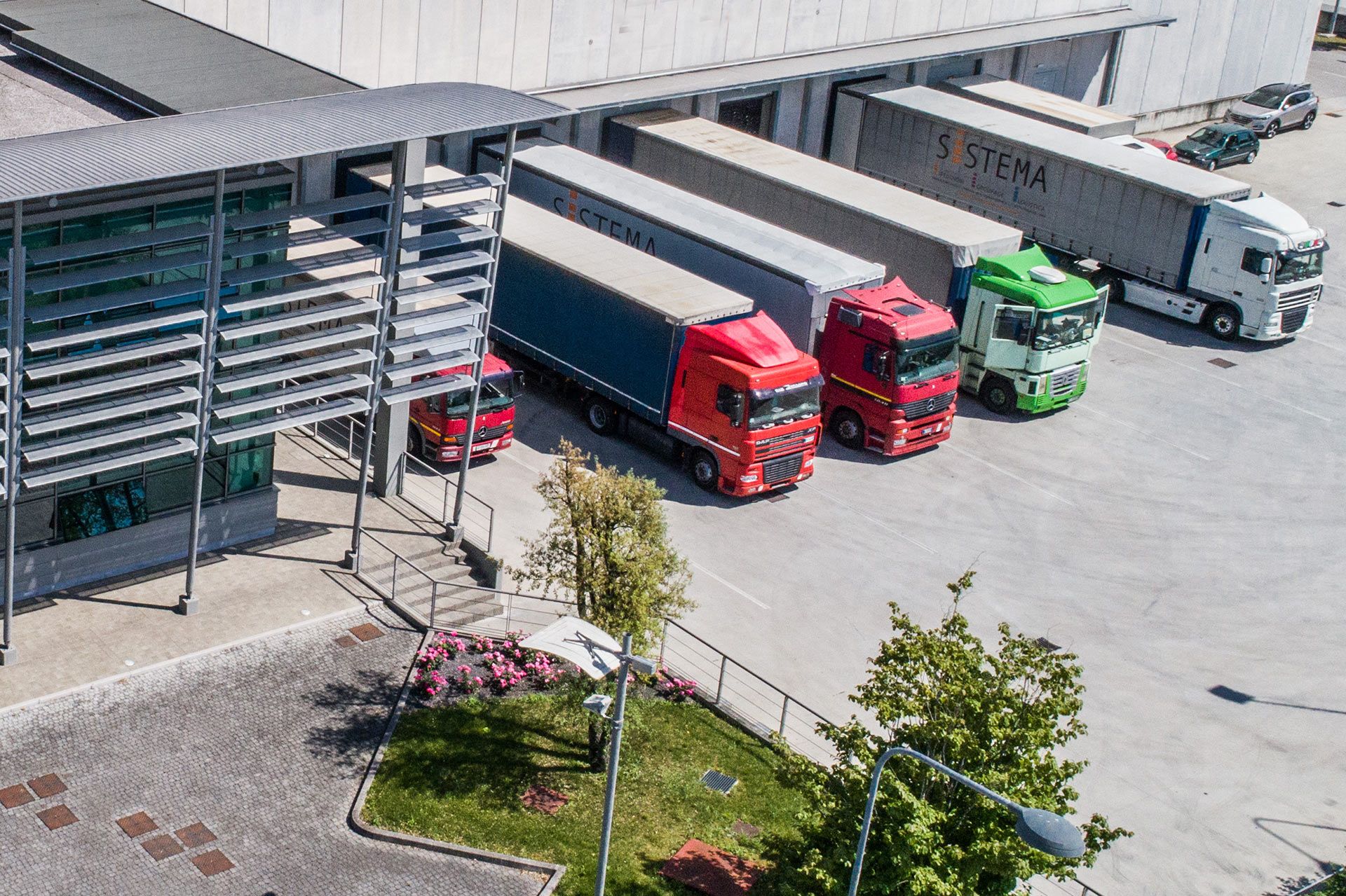 Camion in carico alle baie della sede di Sistema Spedizioni a Pordenone